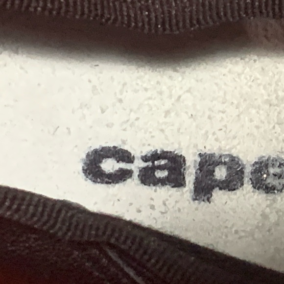 Capezio jazz shoe has soft durable leather for comfort. Fits girls and boys. - Picture 3 of 8